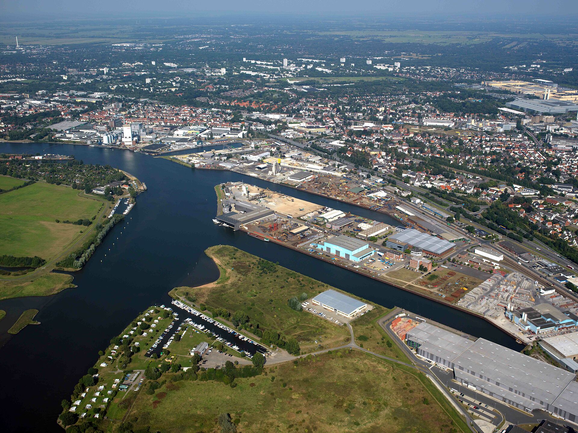 Blick auf die Industriehäfen in Bremen weserabwärts