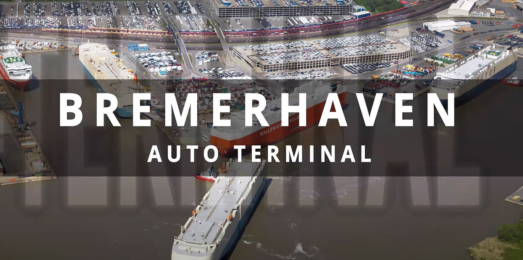 Ein Blick aus der Vogelperspektive auf das Autoterminal in Bremerhaven. Insert: Weiße Schrift auf dunklerem Grund Bremerhaven Auto Terminal