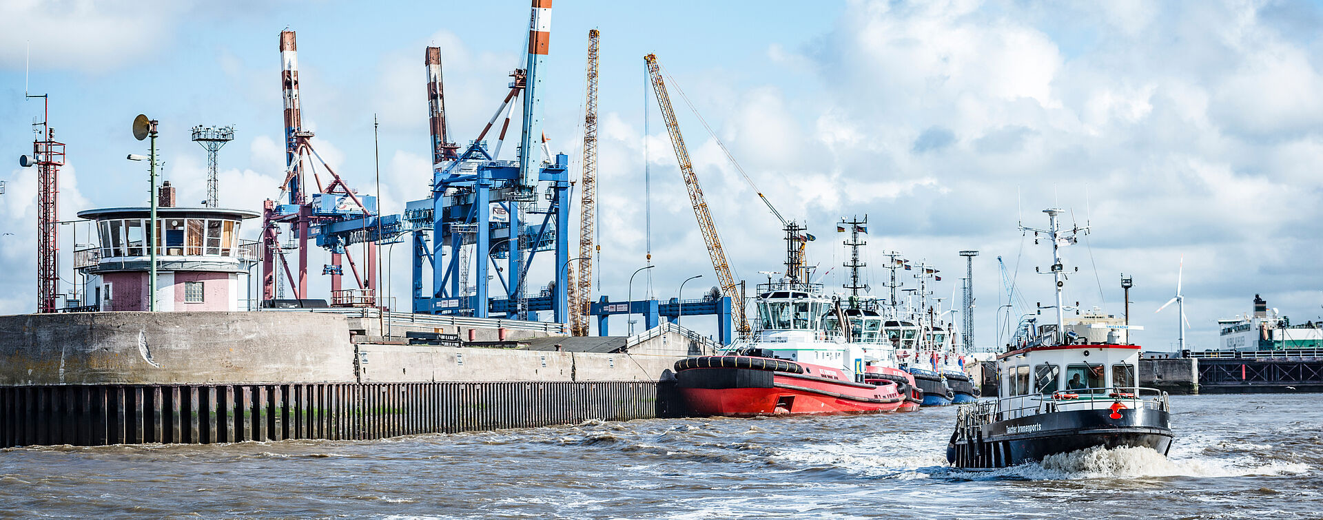Das Boot der Taucher von bremenports im Hafenbecken in Fahrt