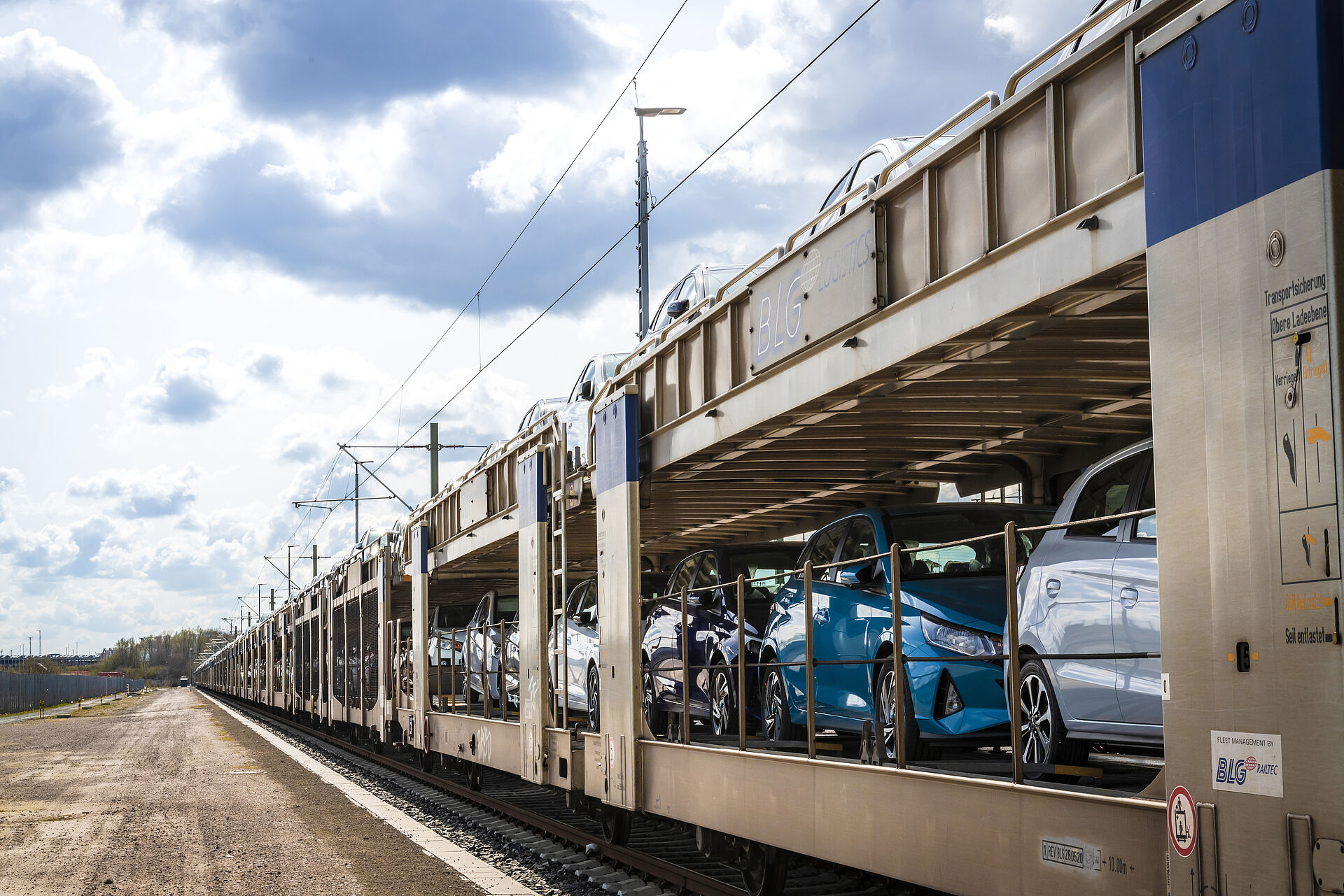 Autos, die auf einer Hafeneisenbahn transportiert werden