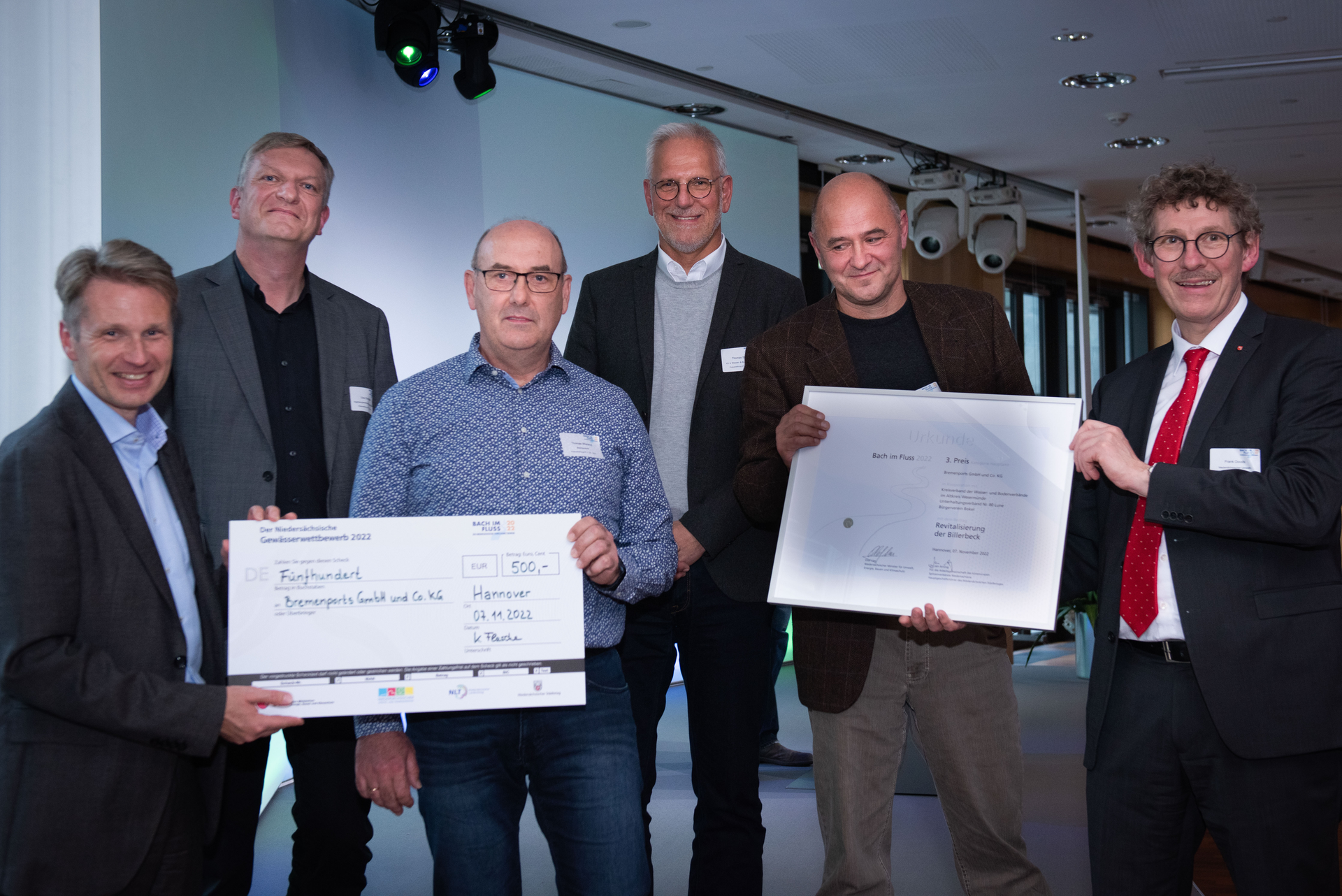 Teilnehmer der Scheckübergabe nebeneinander: Vorne, vlnr.: Dr. Jan. Arning, Thomas Wieland, Ulrich Kraus, Frank Doods