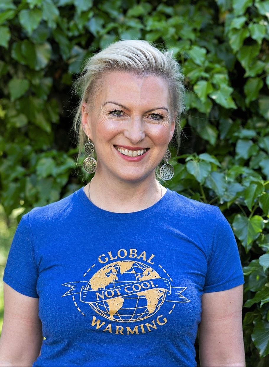 Portraitfoto von Christin ter Braak-Forstinger. Sie trägt ein Statement T-Shirt mit "Global warming - not cool".