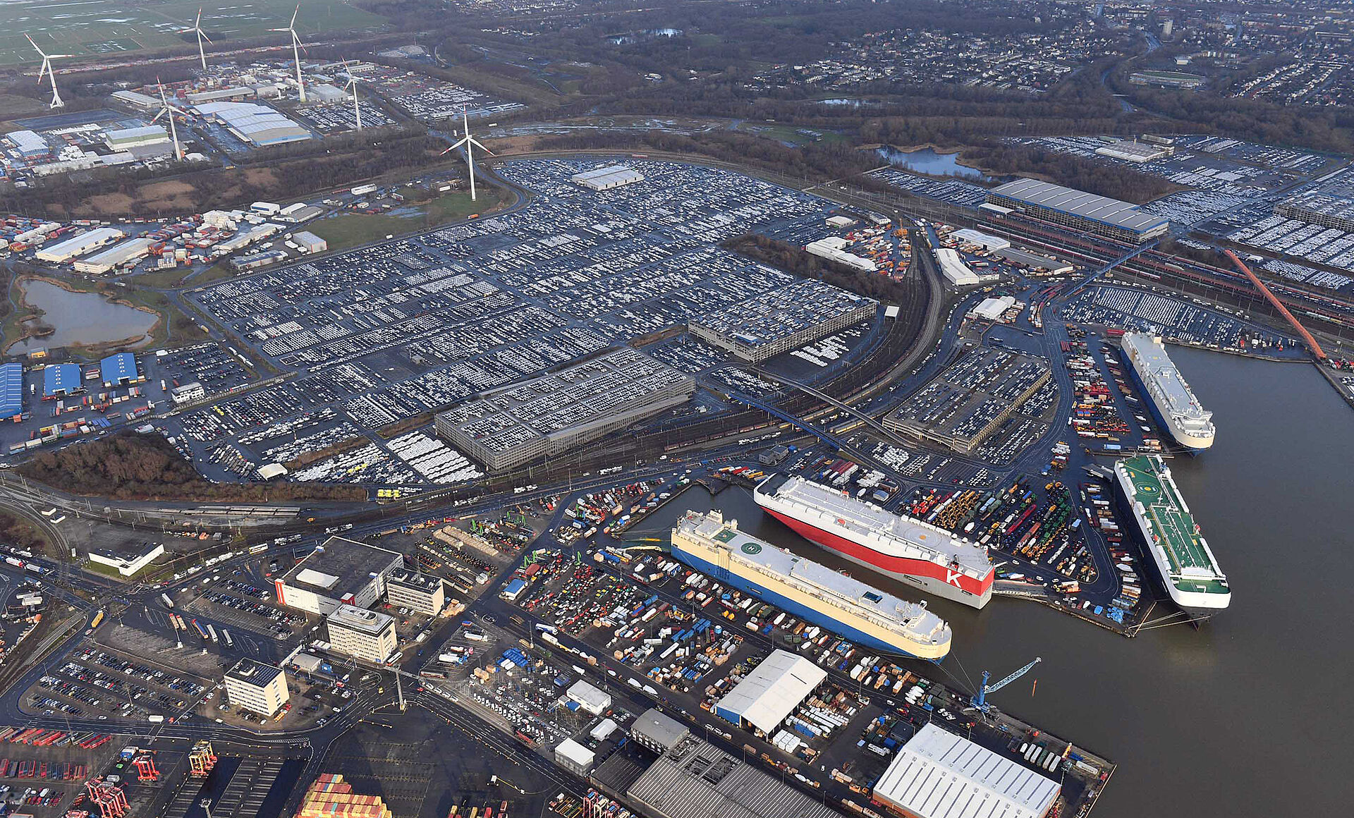 Blick über das Autoterminal Bremerhaven von der Wasserseite aus