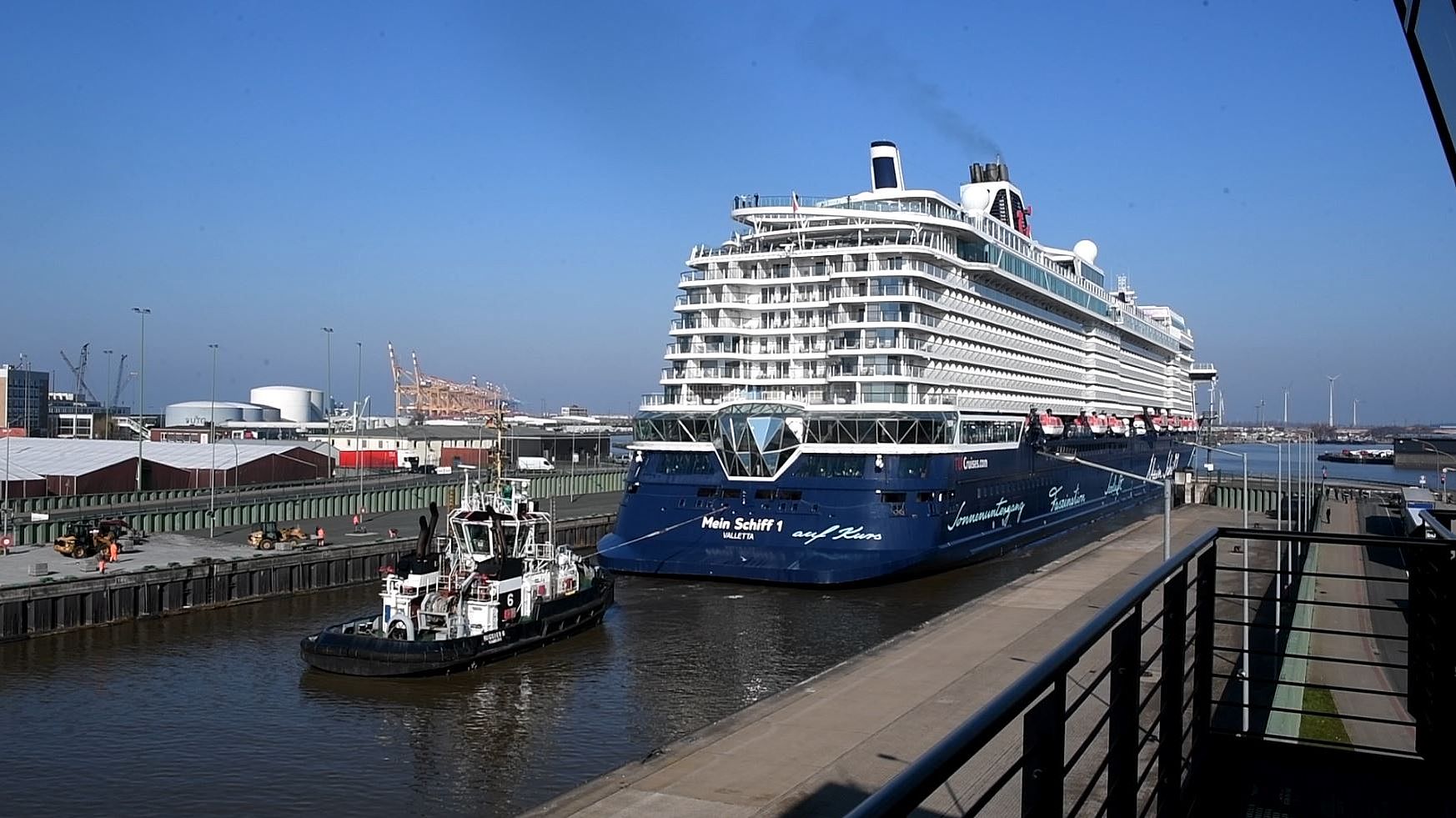 Beeindruckende Dockschleusung mit besonderen Gästen in der Kaiserschleuse Bremerhaven 
