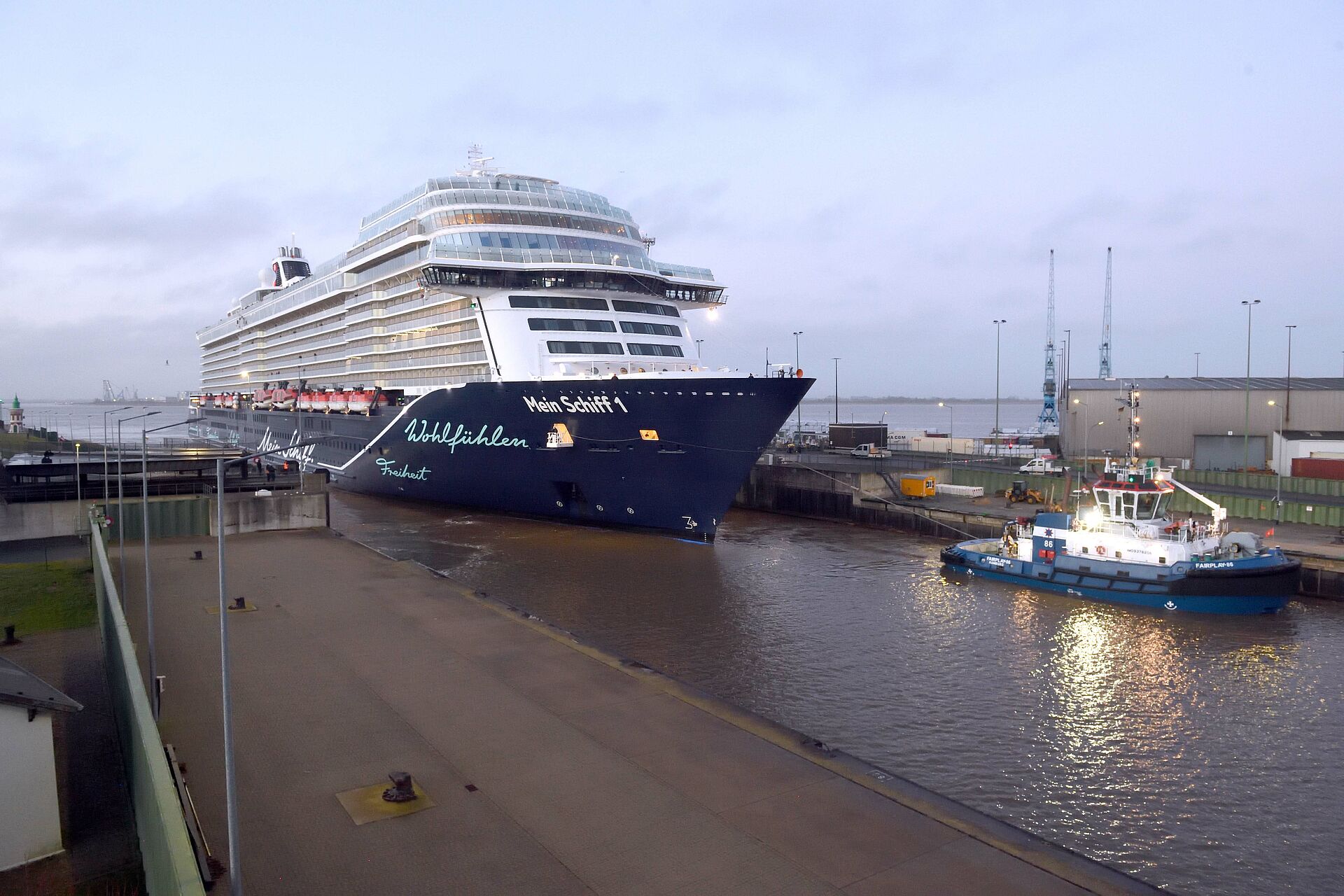 TUI'S largest ship departs with a tidal lock manoeuvre