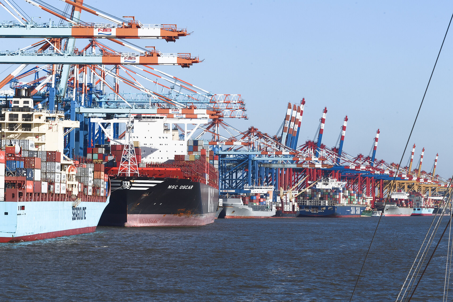 Containerschiffe am Containerterminal in Bremerhaven