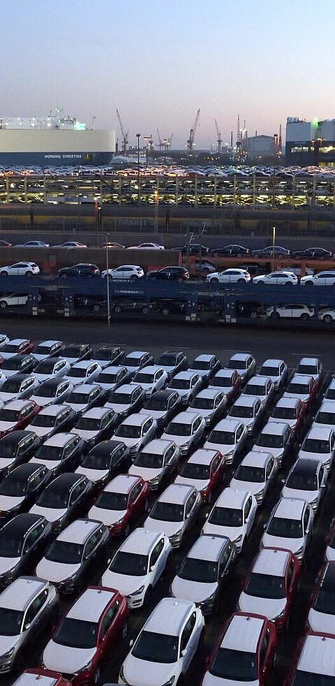 Luftbild von neuen Autos aufgestellt auf Parkplätzen