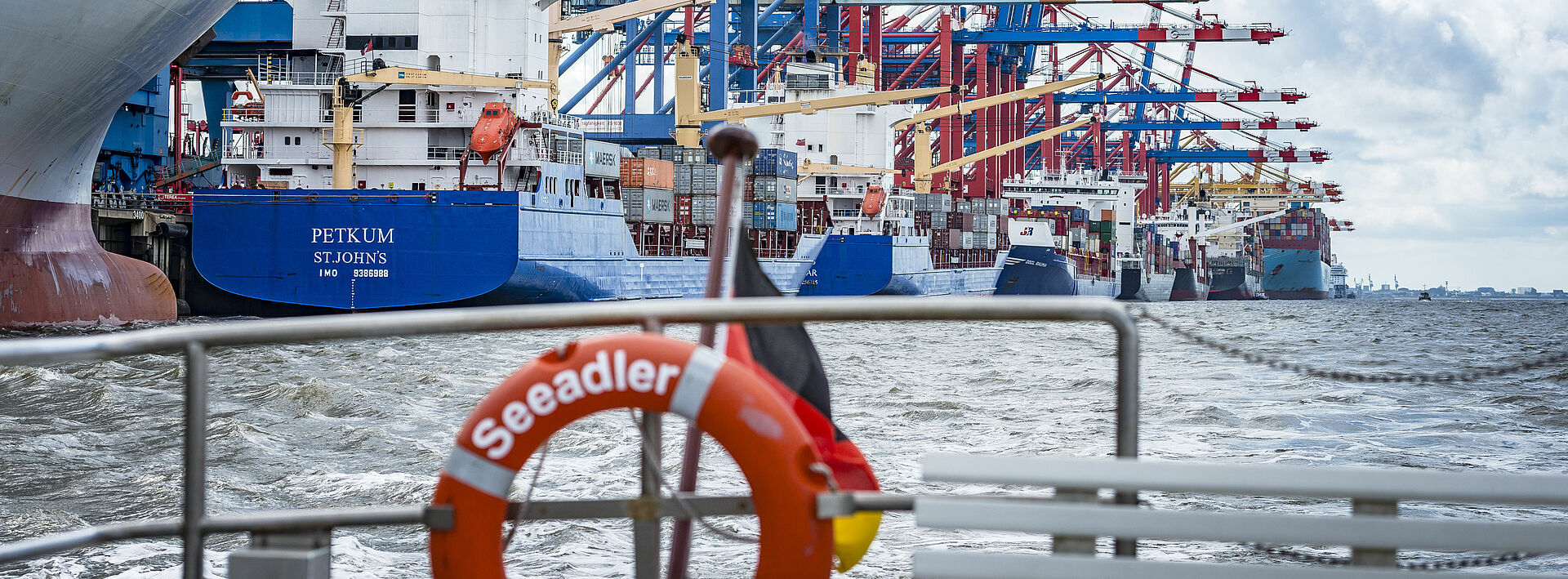 Blick auf Containerterminal von Bord der Seeadler, im Vordergrund der Rettungsring der Seeadler