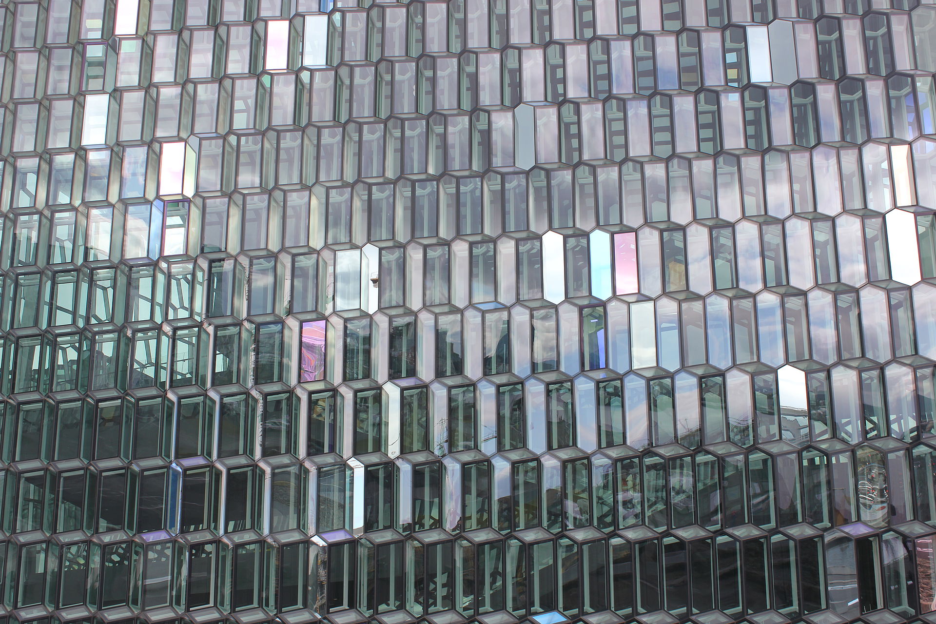 Glasfassade mit unzähligen Fenstern füllt das Bild aus
