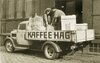 Auf einen Lastwagen befinden sich zwei Personen. Im Wagen sind Säcke mit Kaffee befüllt.