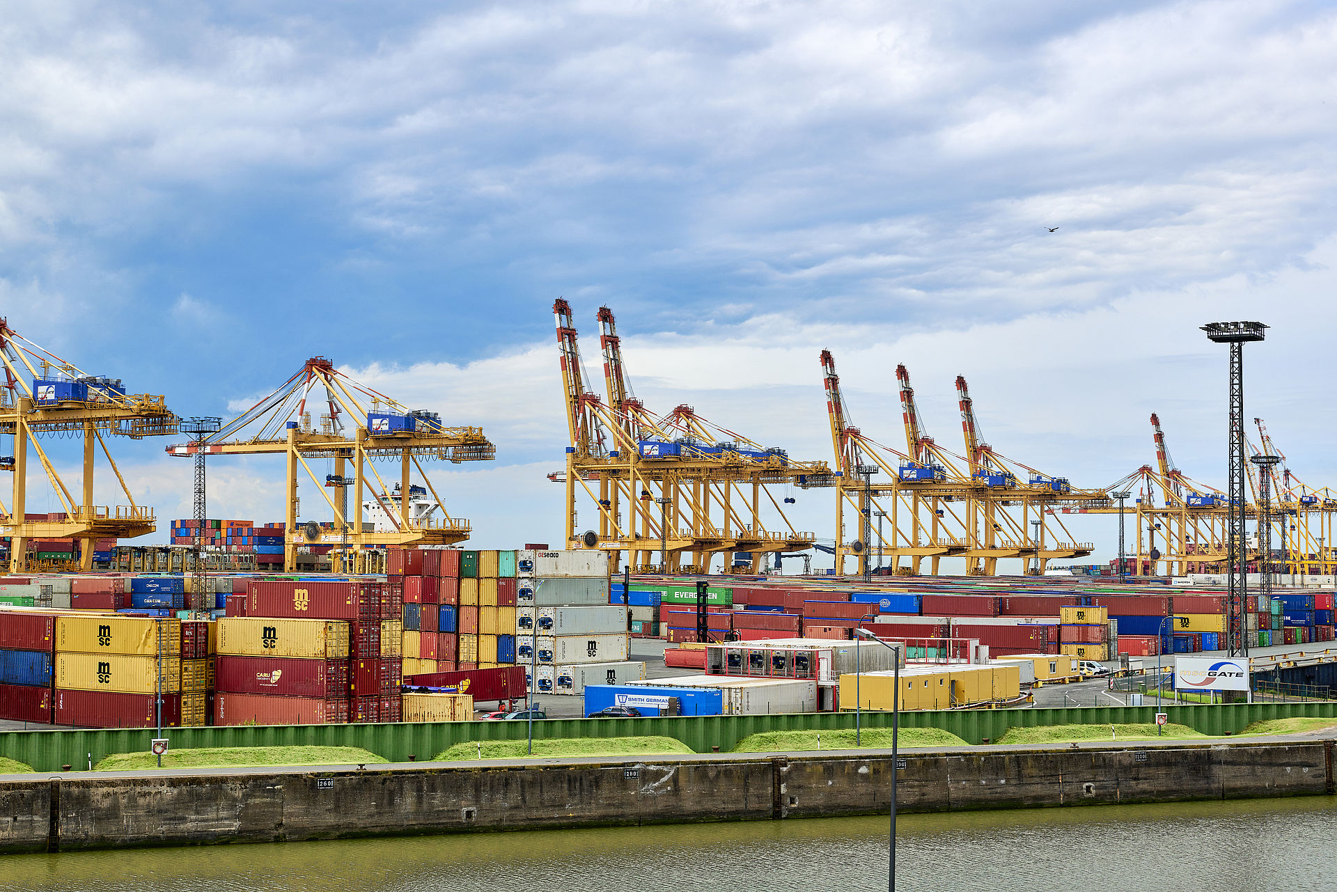 Blick aufs Containerterminal Bremerhaven in der Totalen