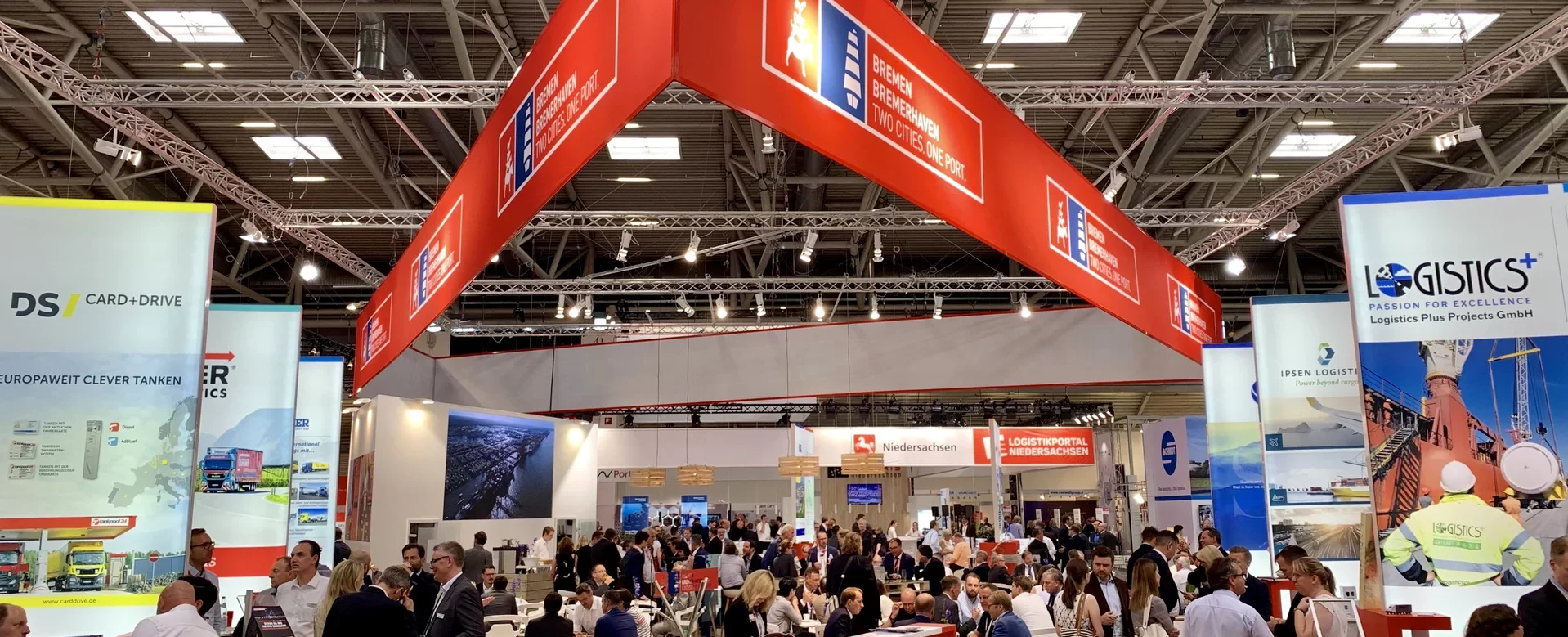 Messestand der Bremischen Häfen in einer Messehalle.