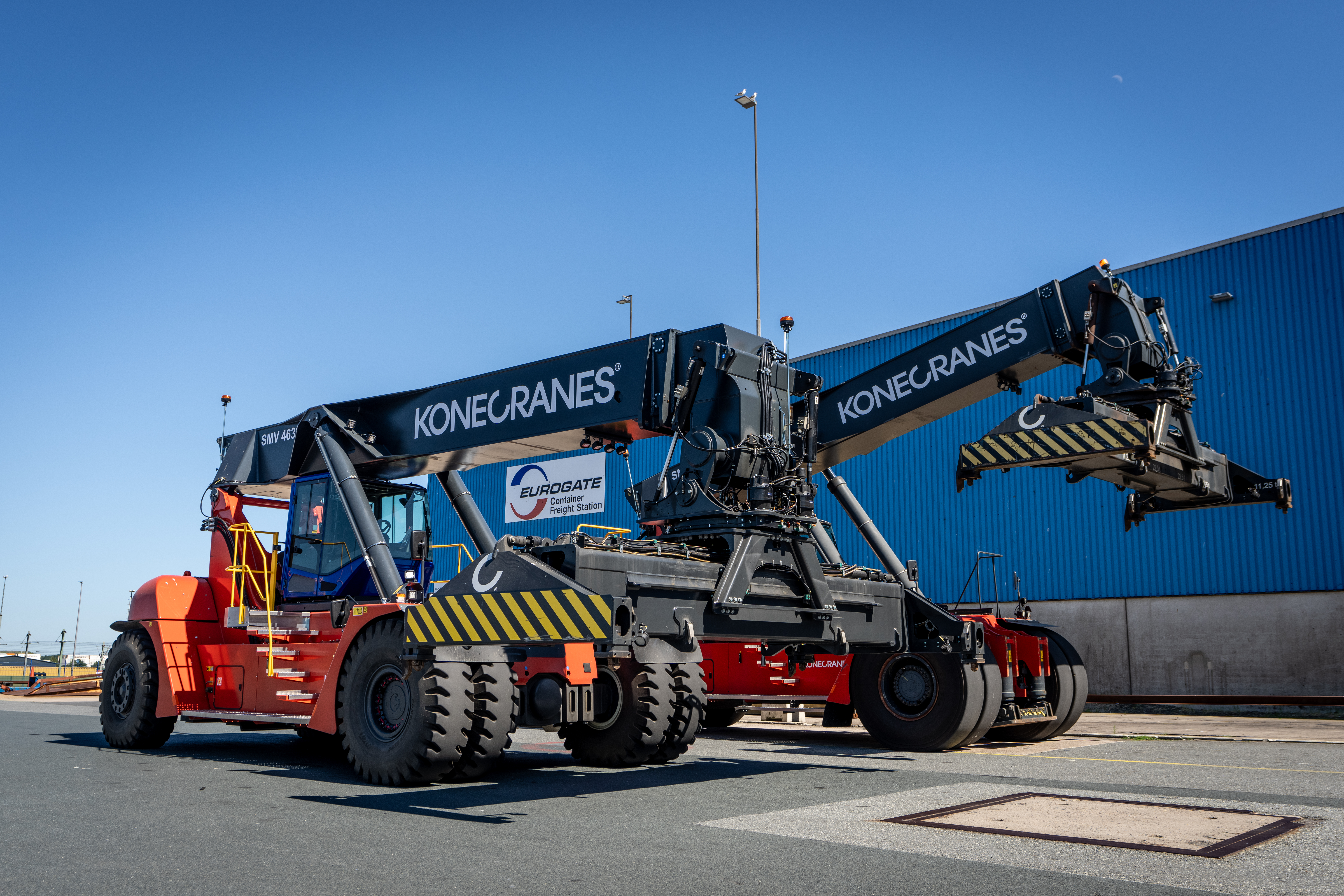 In der Aufnahme sind zwei Reachstacker abgebildet.